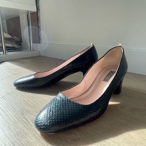 SJP by Sarah Jessica Parker - black snakeskin round toe pumps